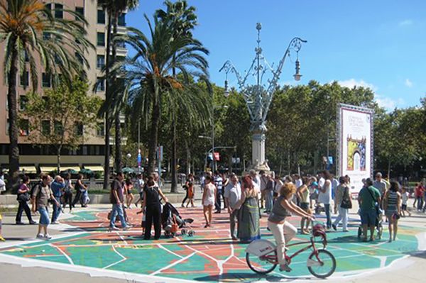 Visitors finding their way by Bacelona city map