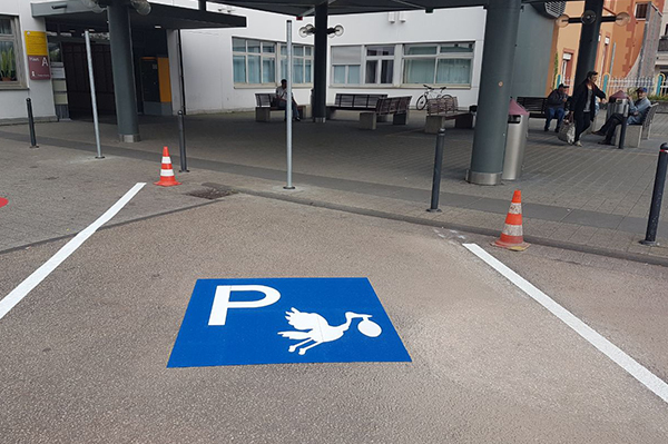 Lugar de estacionamento para grávidas com o símbolo de uma cegonha